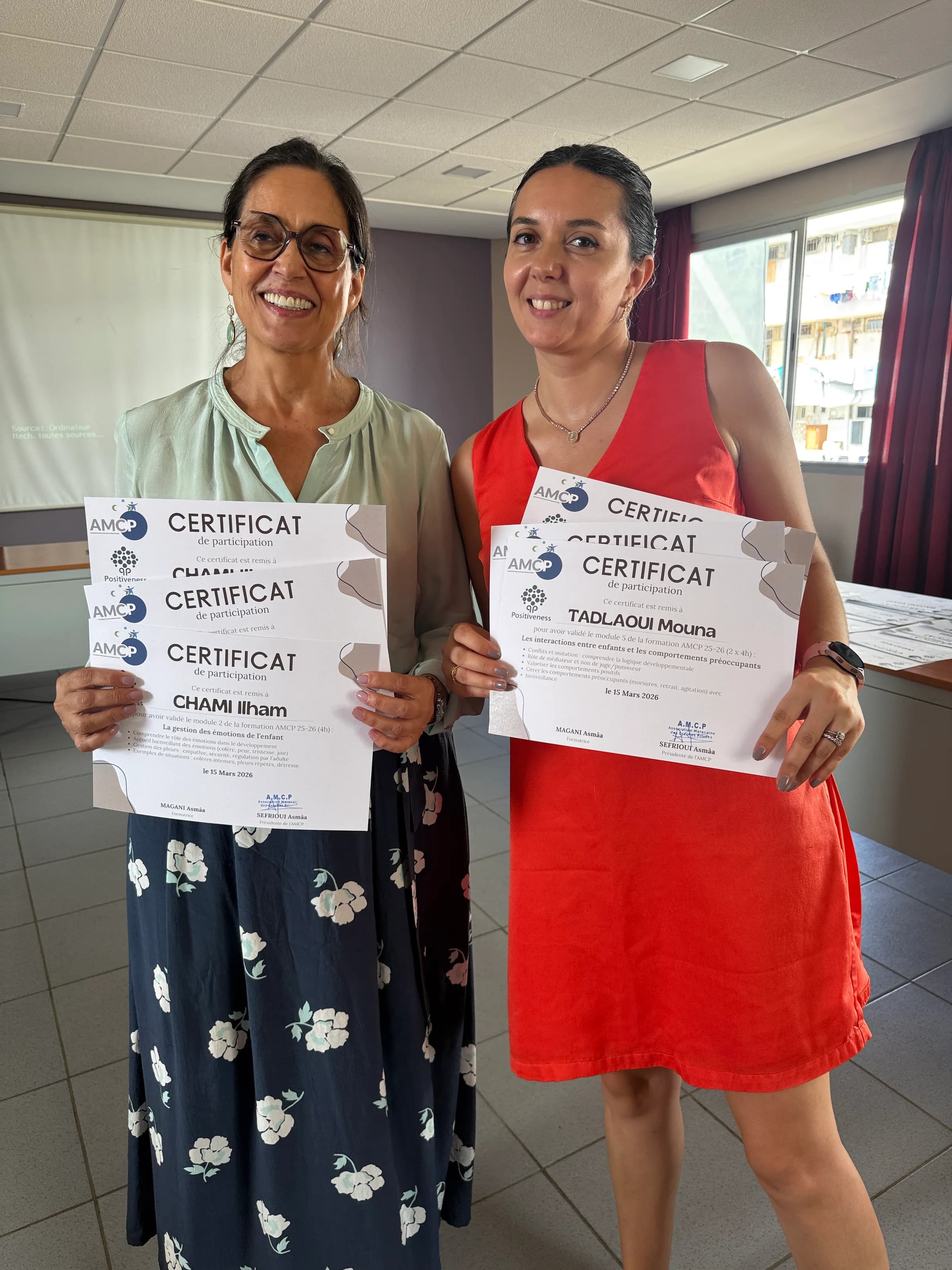Deux participantes présentent leurs certificats de participation aux modules du cycle.