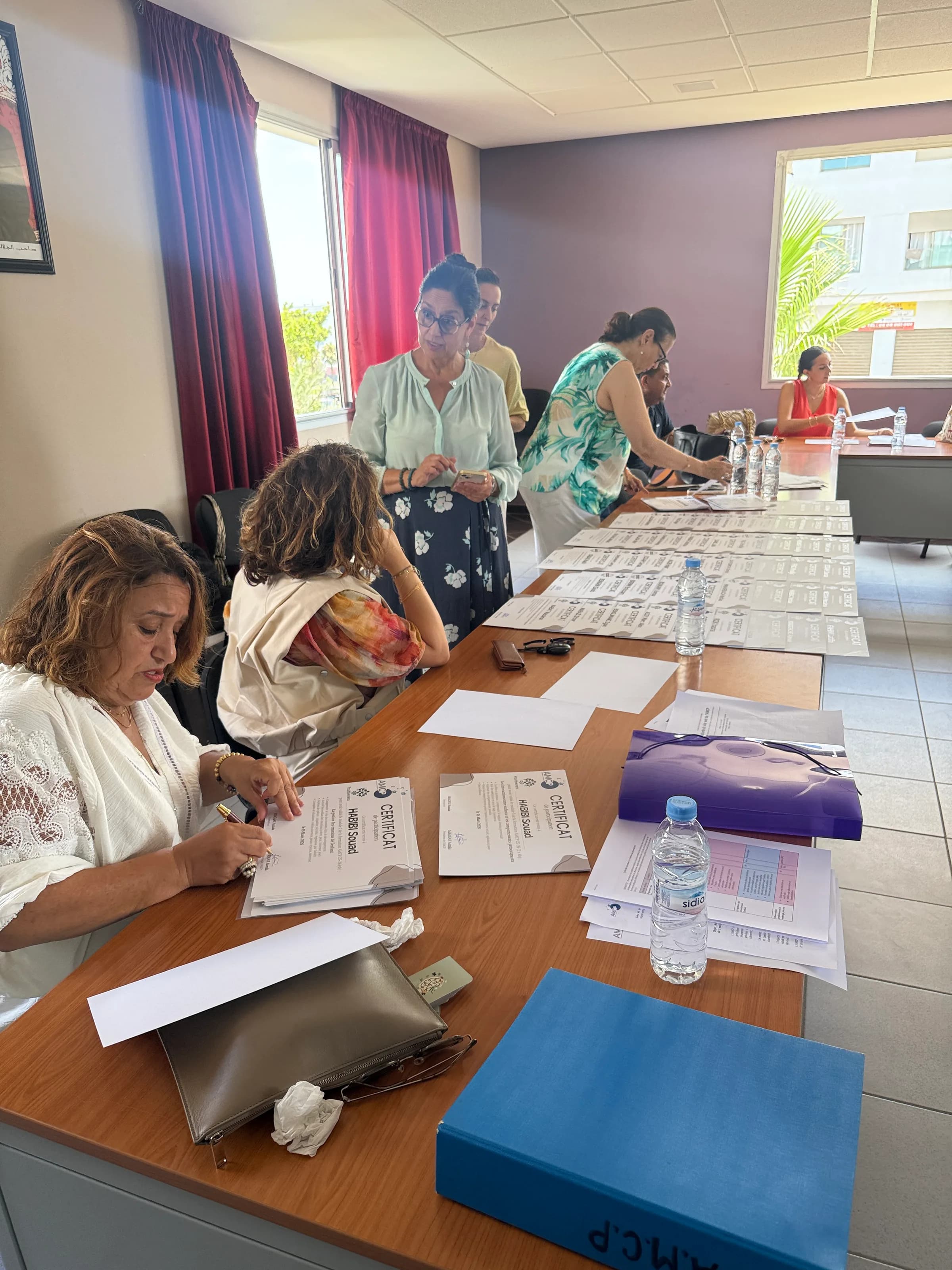 Remise des certificats de participation aux professionnelles ayant suivi le cycle.