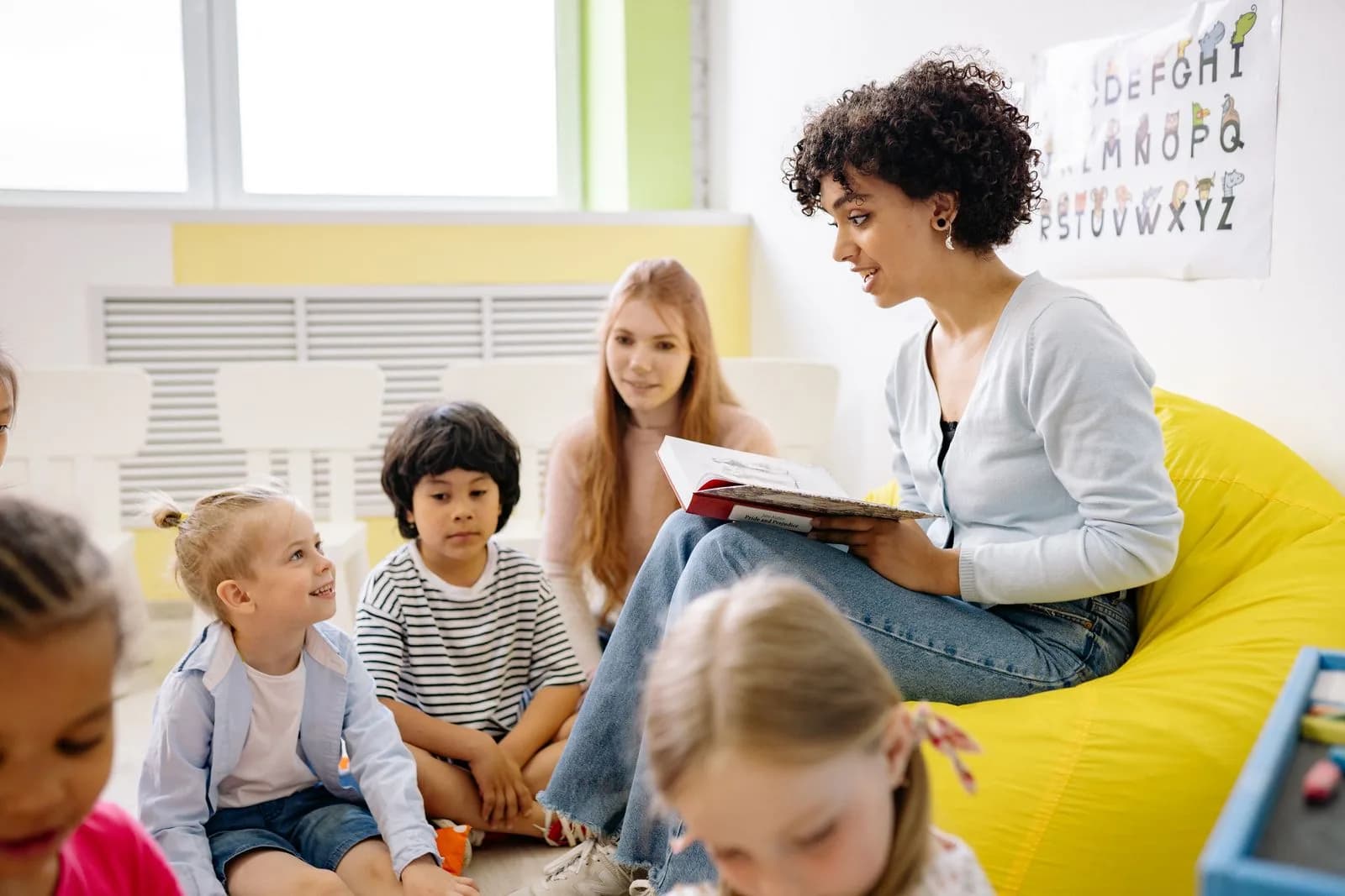 Éducatrice accompagnant un jeune enfant en crèche